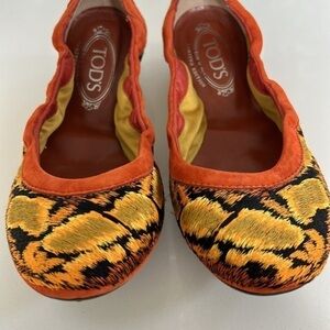 TOD’S Ballet Flats Orange Suede Slip On Embroidered Leopard Like New 37.5 6.5